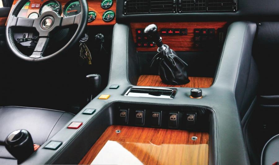 Детали интерьера Lamborghini LM002 1990 года  (NA) (фото 52 из 55)
